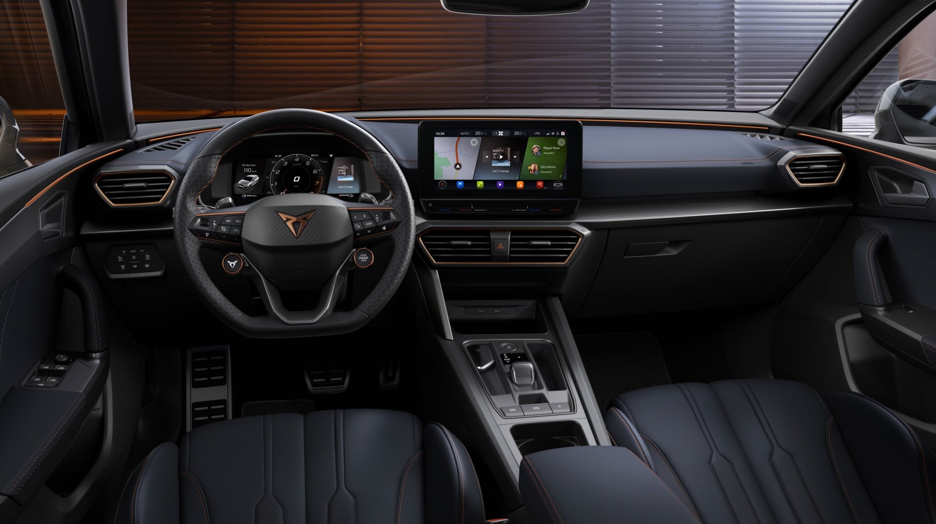 Vista del habitáculo con foco en la pantalla central y calidad de materiales.