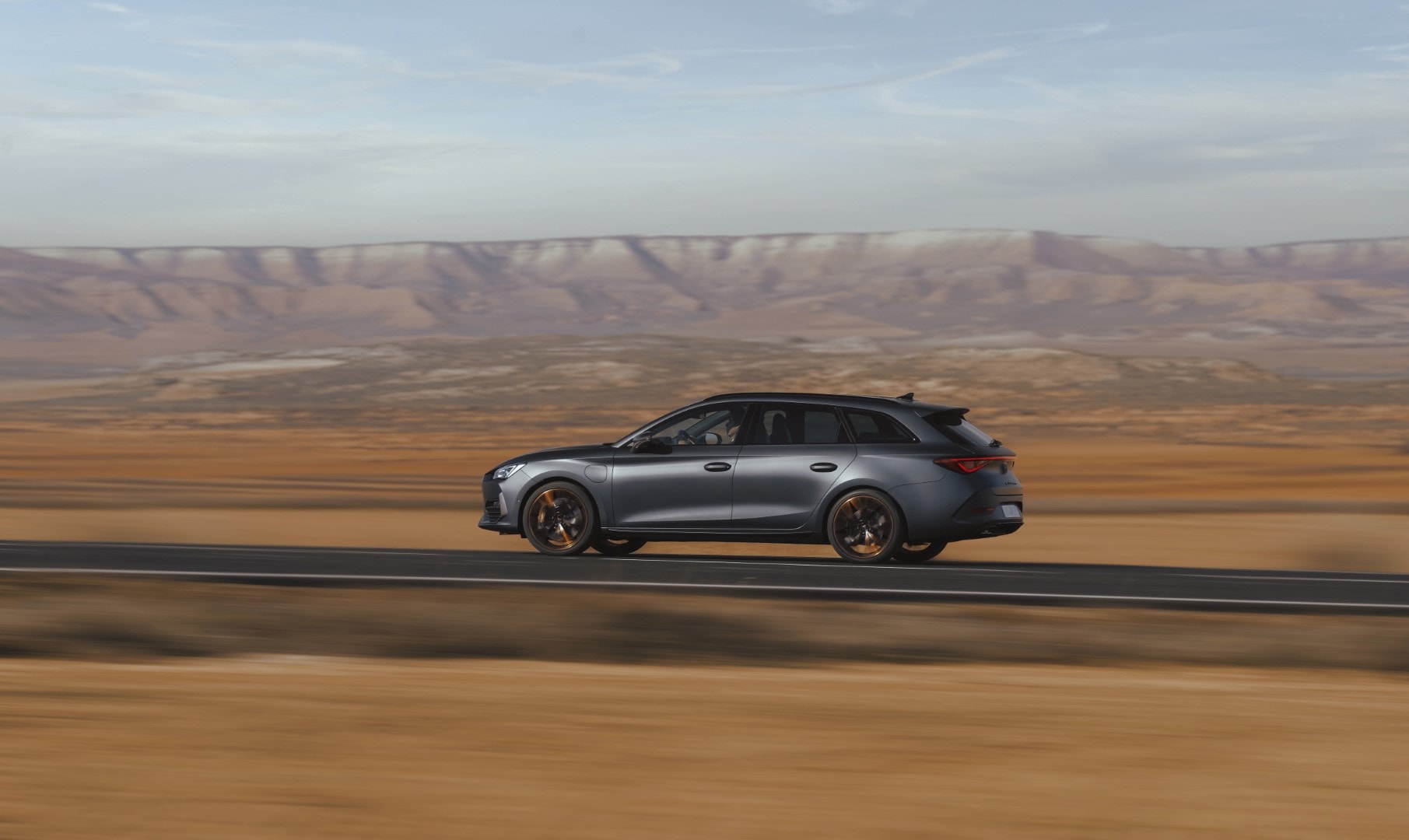 Cupra León híbrido en movimiento, mostrando su silueta ágil y aerodinámica.