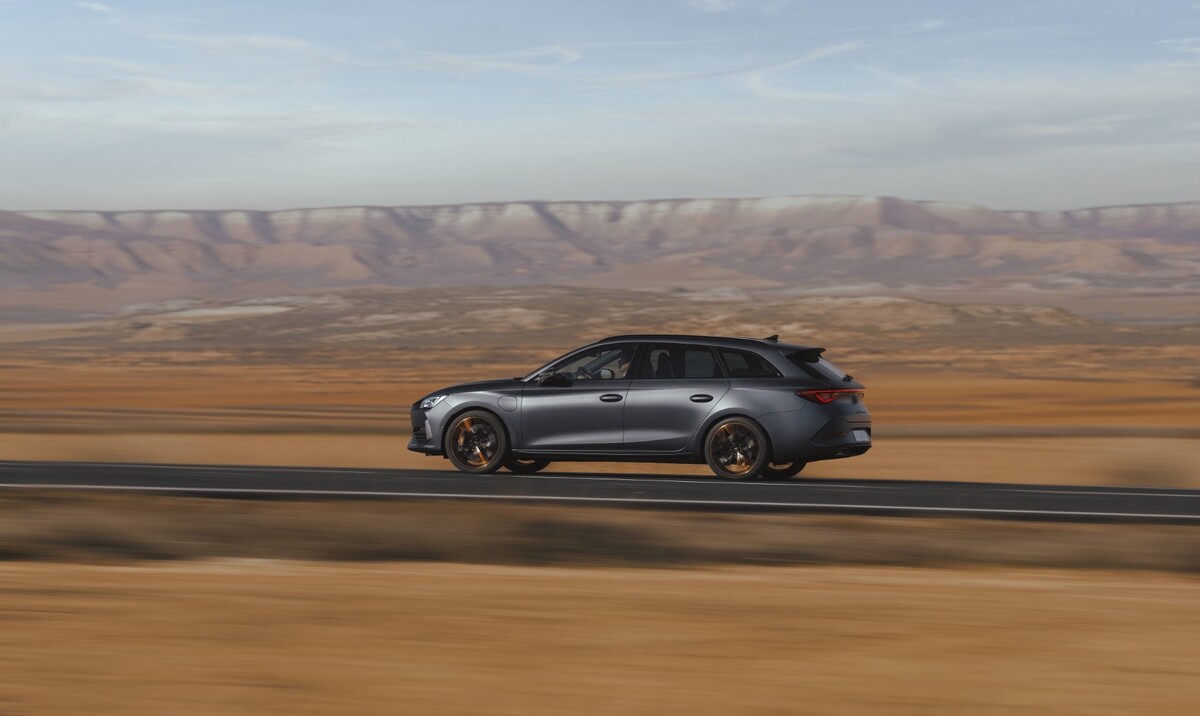 Cupra León híbrido en movimiento, mostrando su silueta ágil y aerodinámica. Cupra León híbrido en movimiento, mostrando su silueta ágil y aerodinámica.