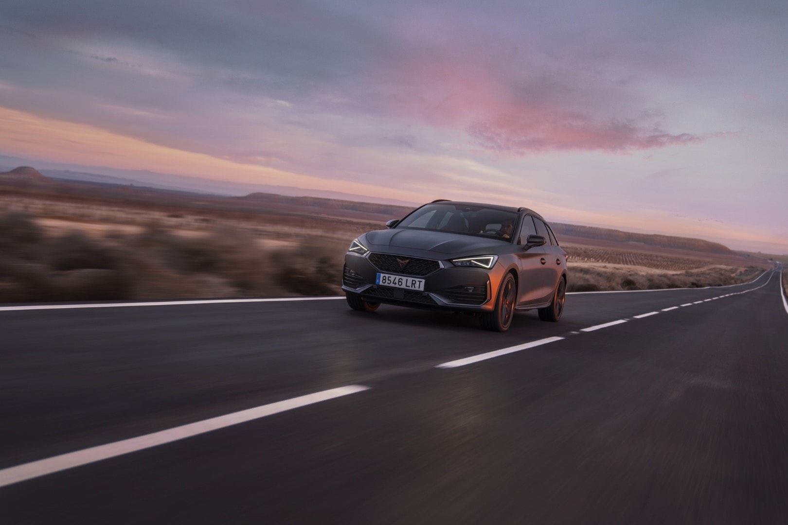 Cupra León híbrido en movimiento mostrando dinamismo y diseño.