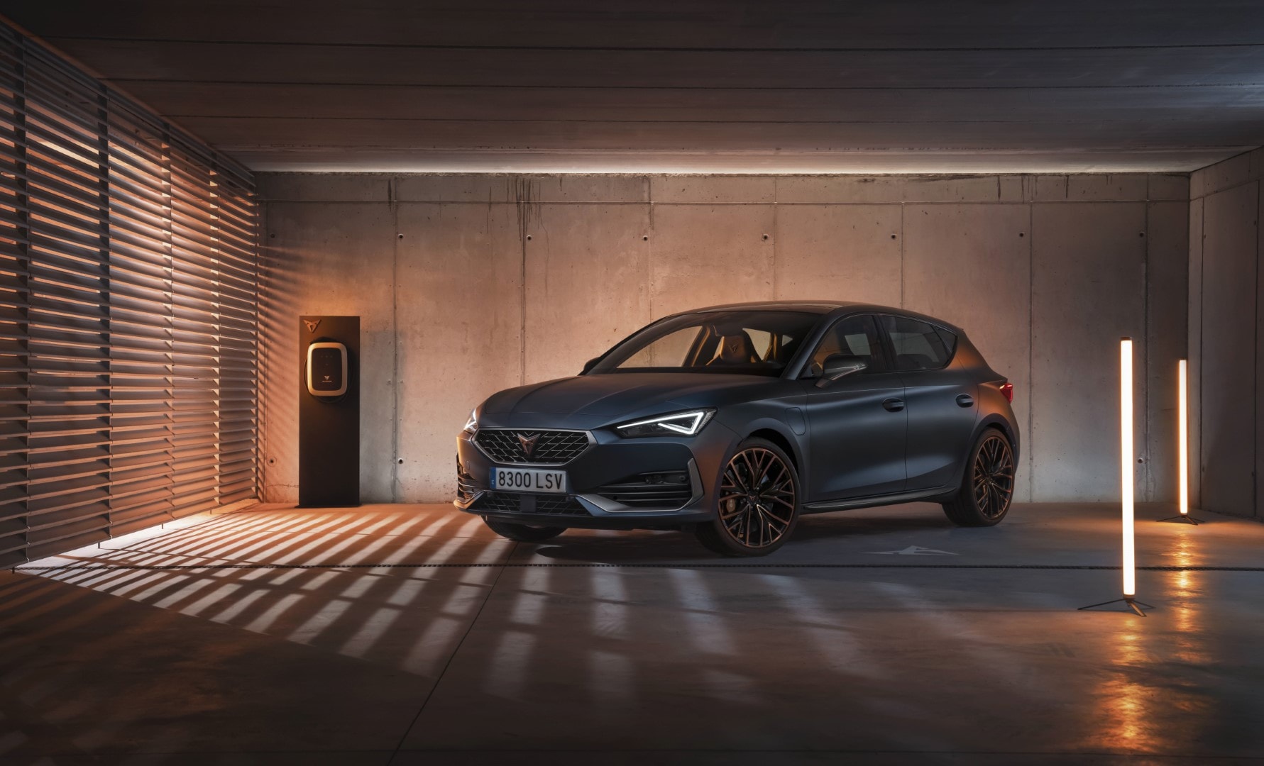 Vista frontal del Cupra León híbrido, resaltando su imponente parrilla y faros.