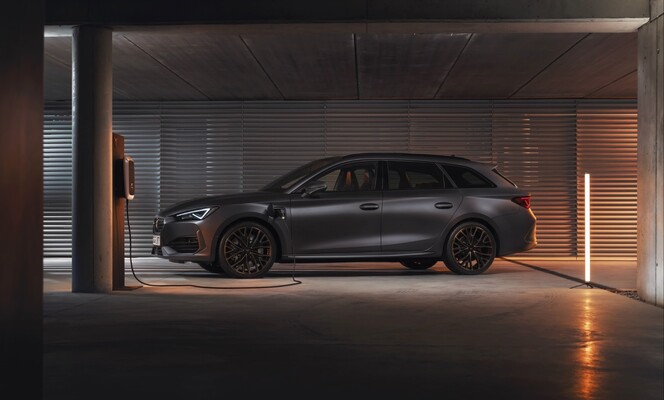 Perfil del Cupra León híbrido durante proceso de carga, destacando su línea deportiva. Perfil del Cupra León híbrido durante proceso de carga, destacando su línea deportiva.