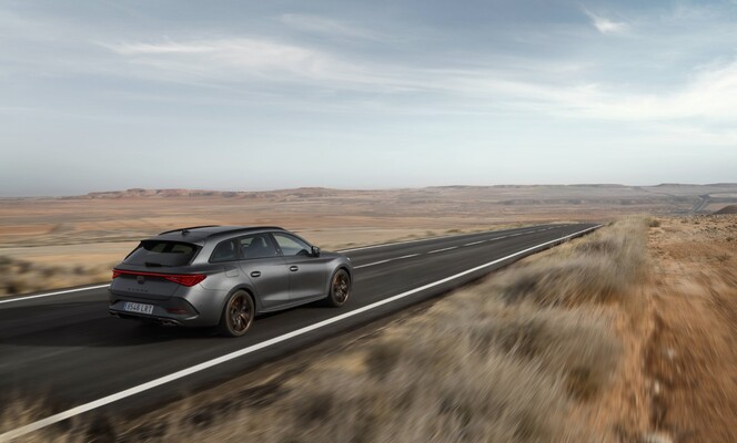 Cupra León híbrido captado desde un ángulo lateral en movimiento, transmite velocidad. Cupra León híbrido captado desde un ángulo lateral en movimiento, transmite velocidad.