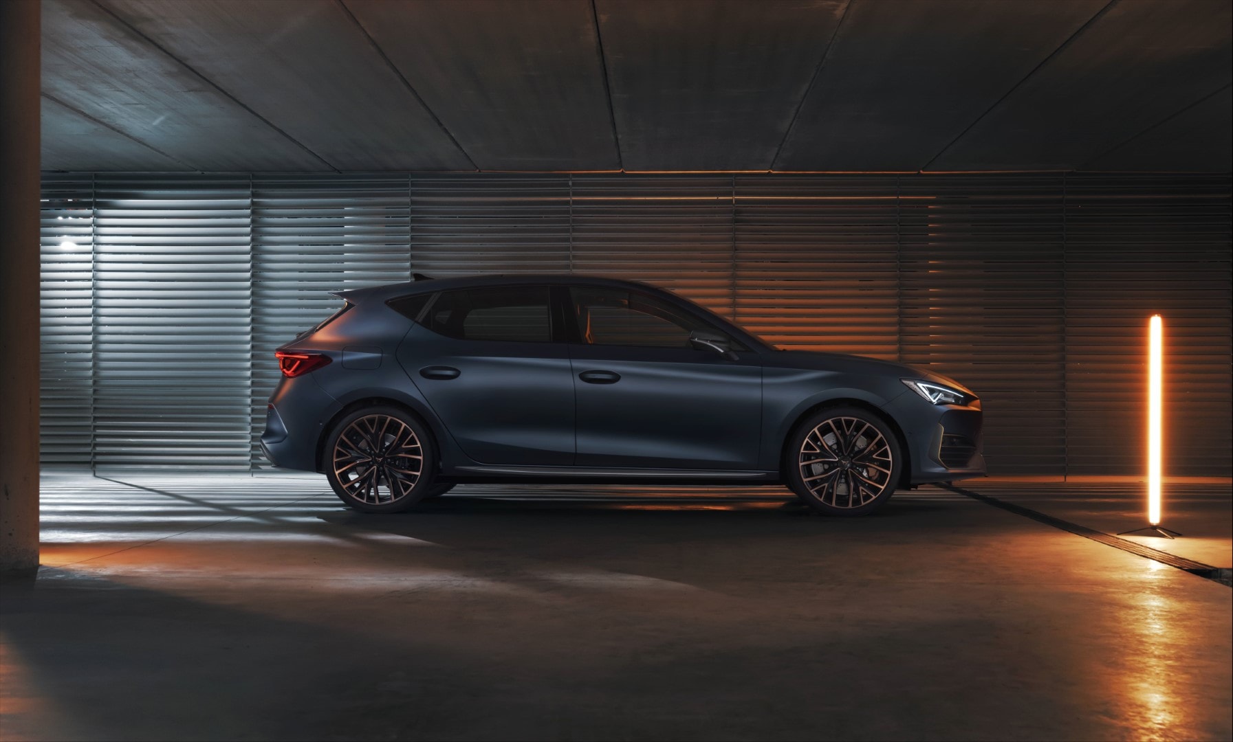 Vista lateral del Cupra León híbrido mostrando su línea aerodinámica.