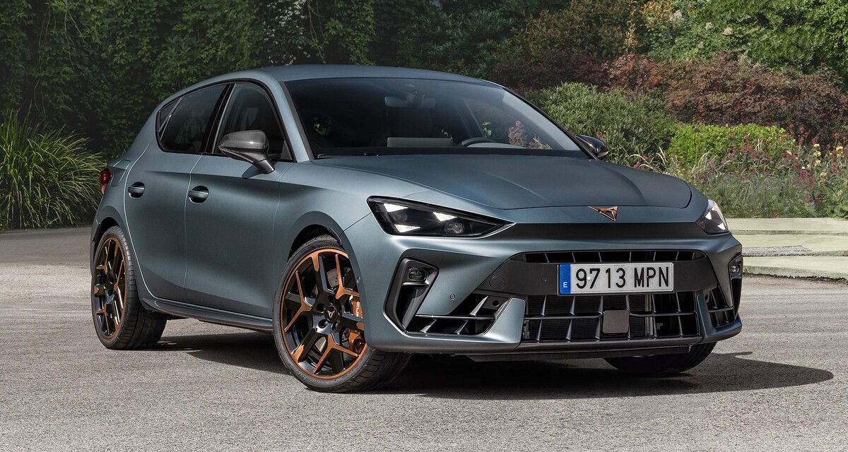 Vista angular delantera del Cupra León híbrido, diseño agresivo y deportivo Vista angular delantera del Cupra León híbrido, diseño agresivo y deportivo