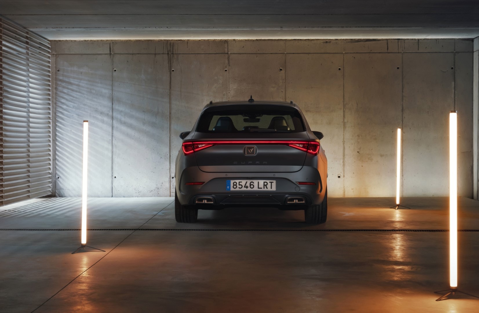 Vista posterior del Cupra León mostrando su moderno diseño y líneas aerodinámicas.