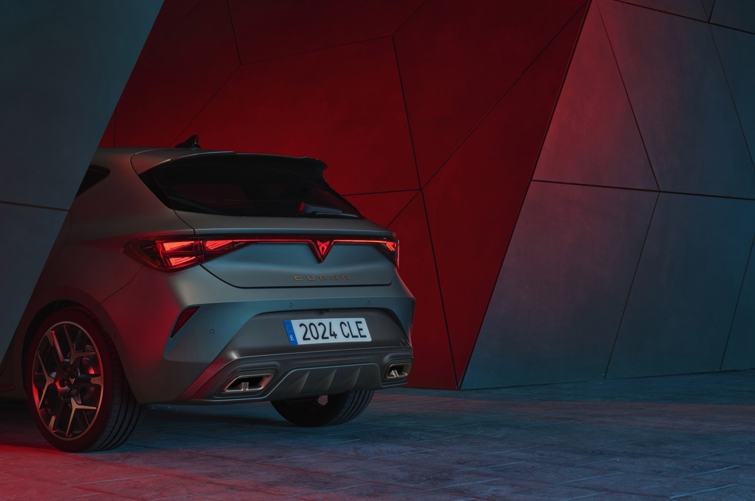 Perspectiva trasera del Cupra León con una ambientación que resalta su diseño y luces.