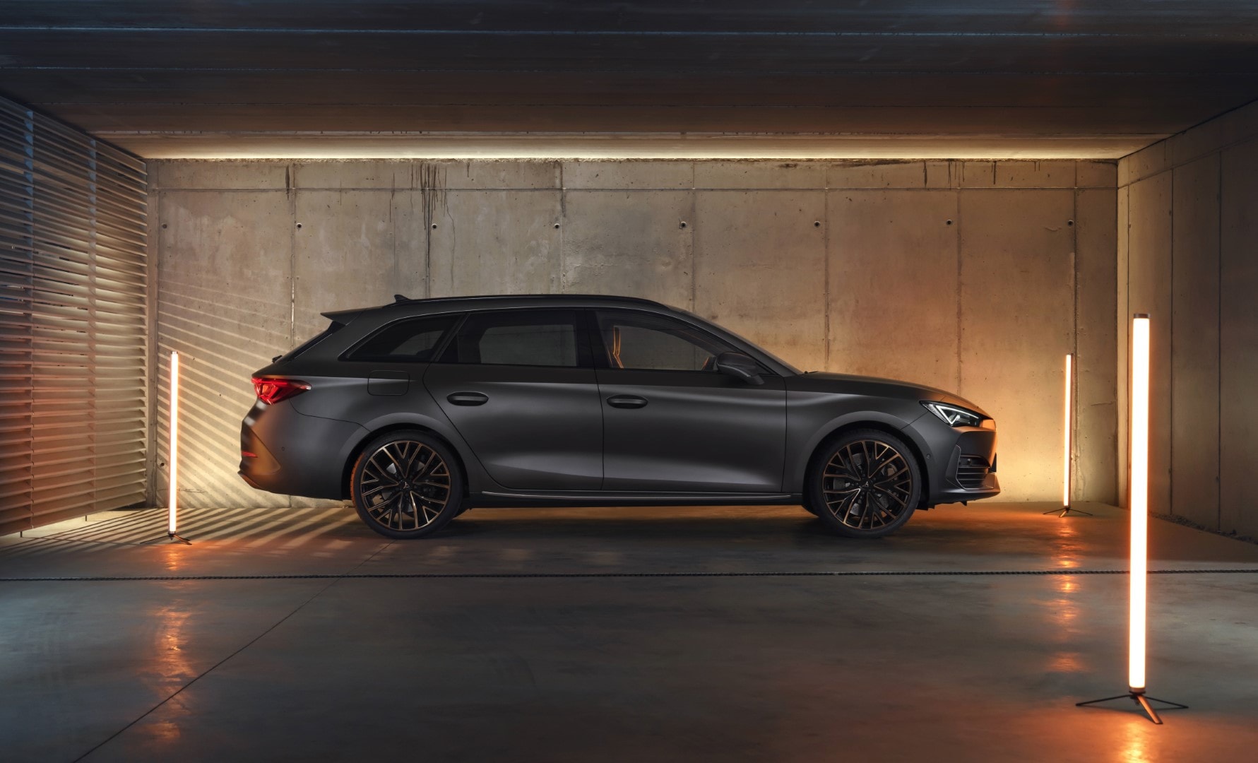 Perfil del Cupra León destacando su silueta deportiva y llantas exclusivas.