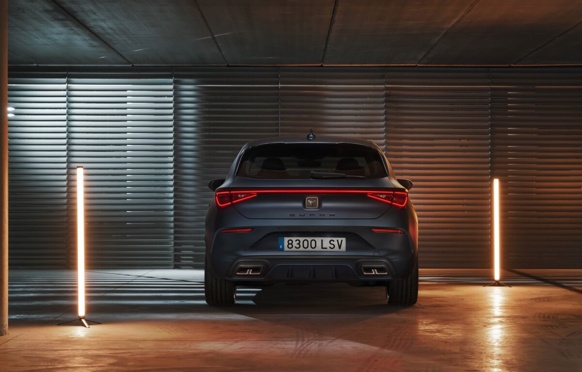 Trasera del Cupra León enfatizando su distintiva iluminación y diseño de escape. Trasera del Cupra León enfatizando su distintiva iluminación y diseño de escape.