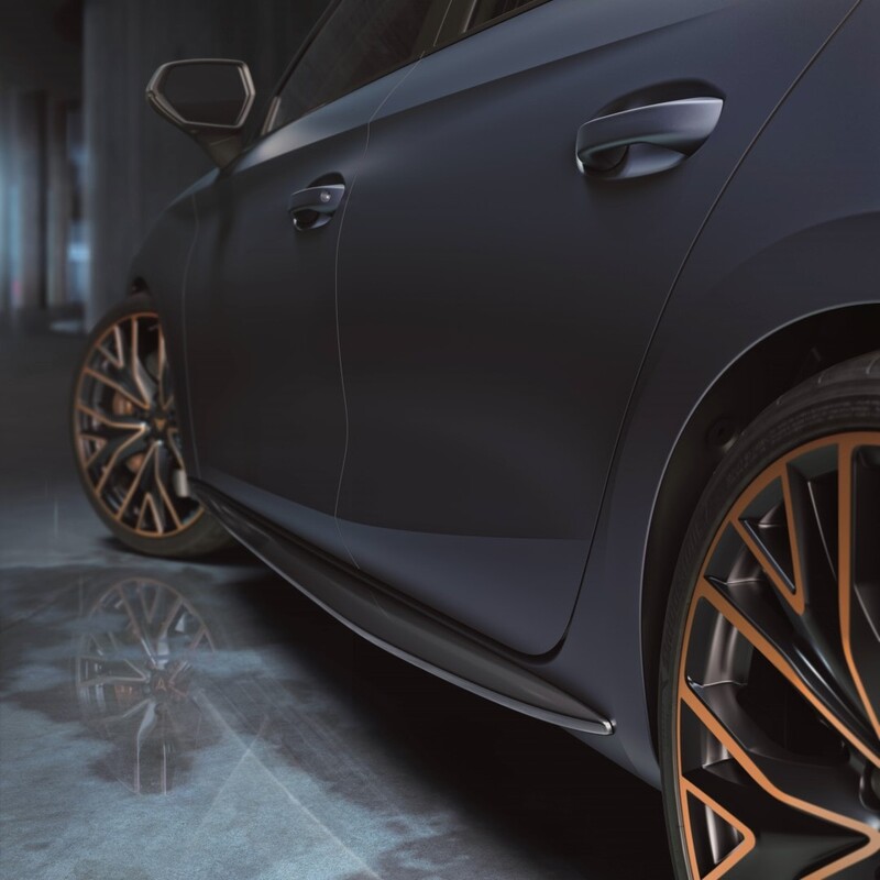 Primer plano de llantas de aleación que realzan su carácter deportivo. Primer plano de llantas de aleación que realzan su carácter deportivo.