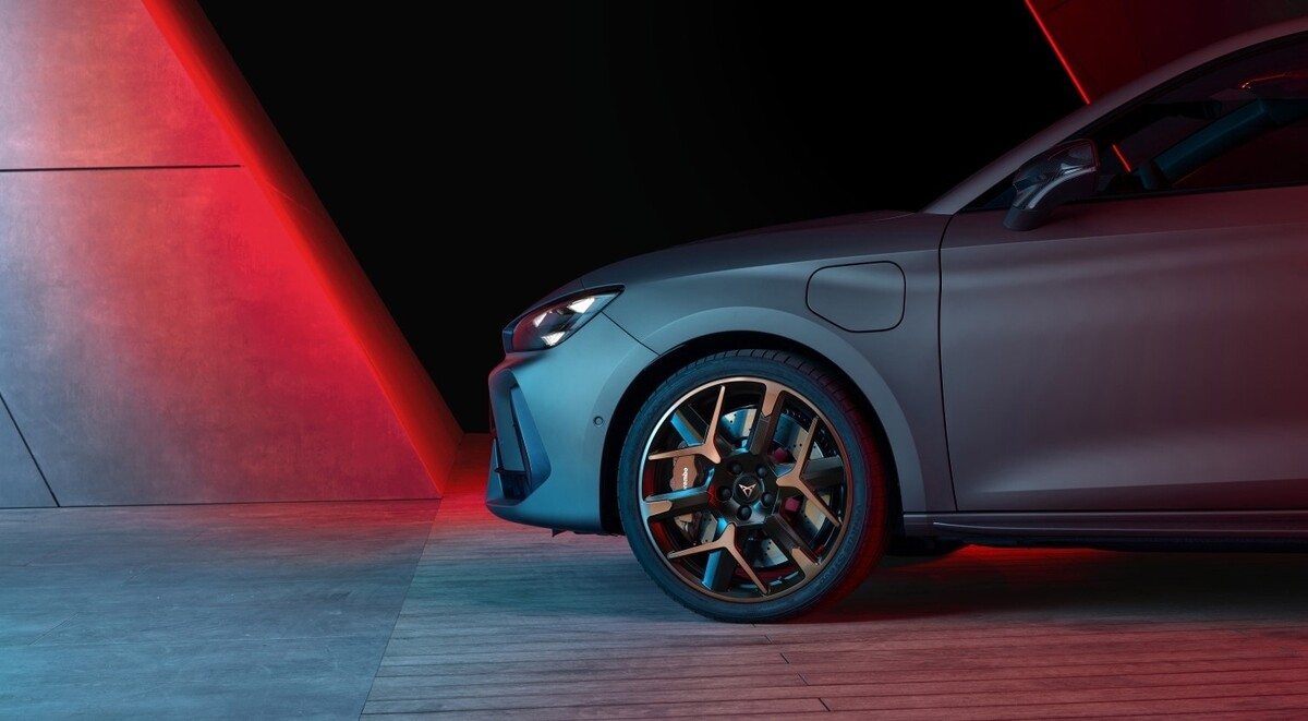 Rueda del Cupra León, resaltando el diseño de la llanta y su freno de alto rendimiento. Rueda del Cupra León, resaltando el diseño de la llanta y su freno de alto rendimiento.