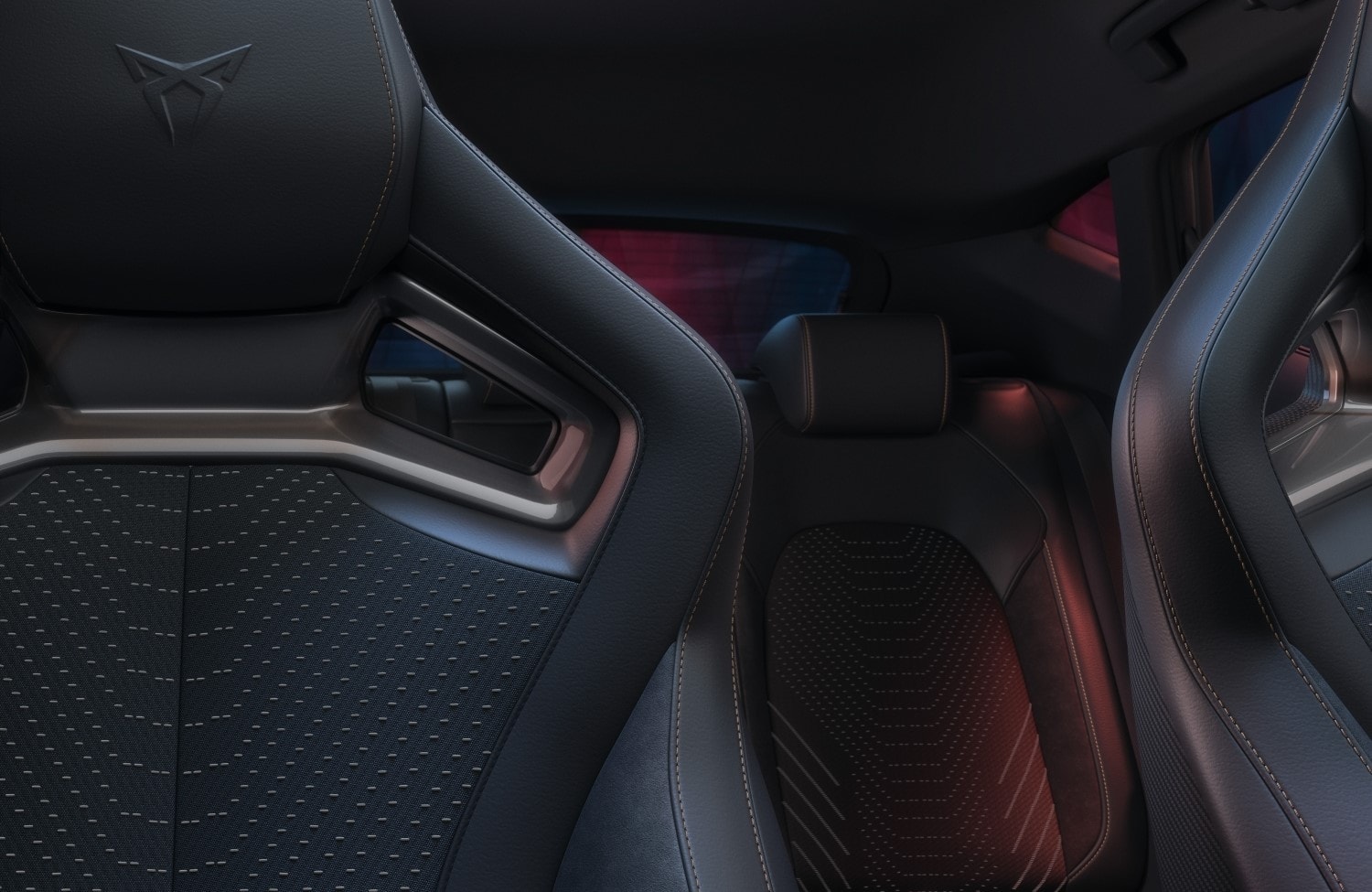 Detalle de la iluminación ambiental y acabados del interior del Cupra León.