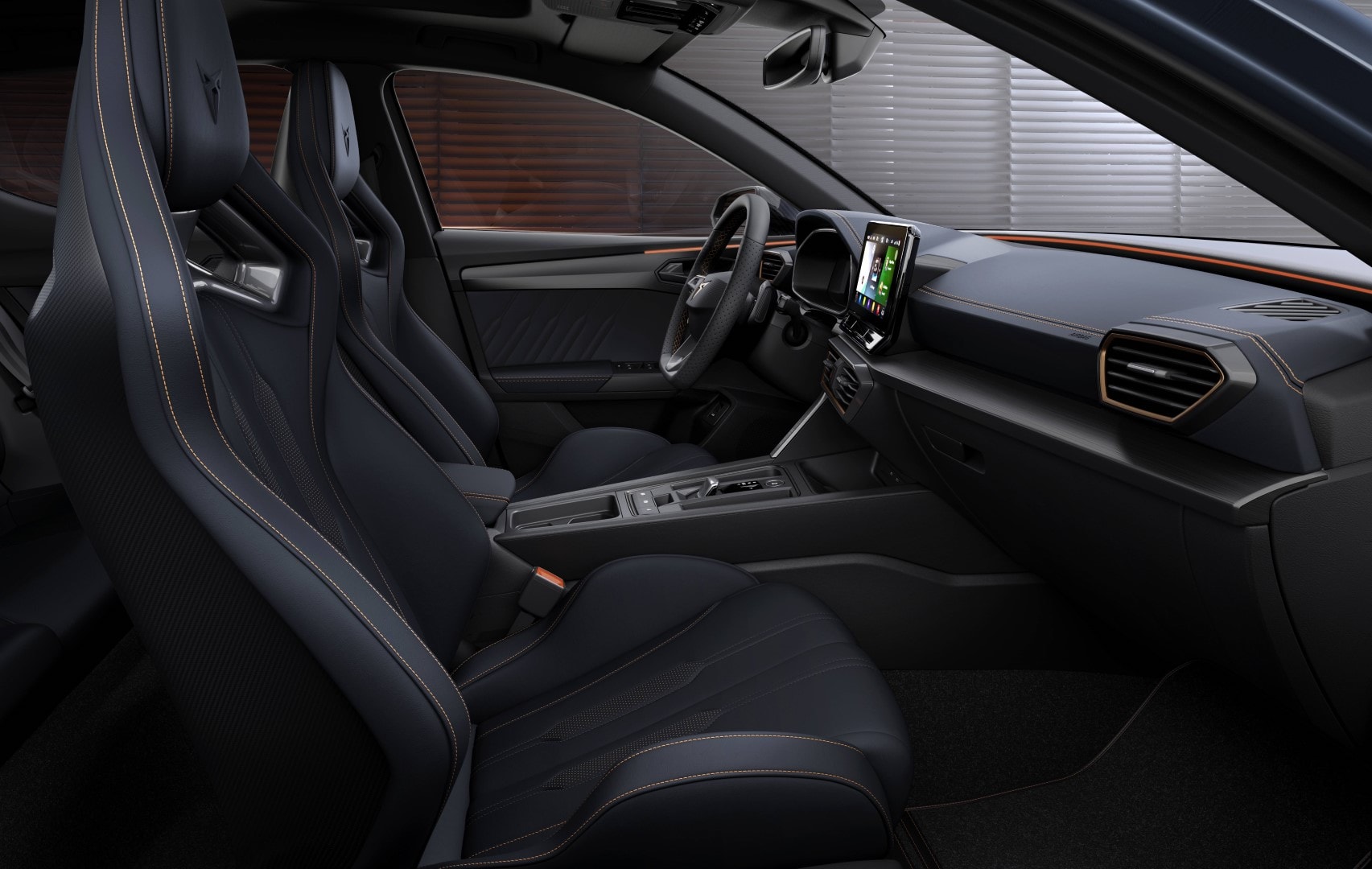 Interior del Cupra León híbrido con asientos deportivos y consola central moderna.