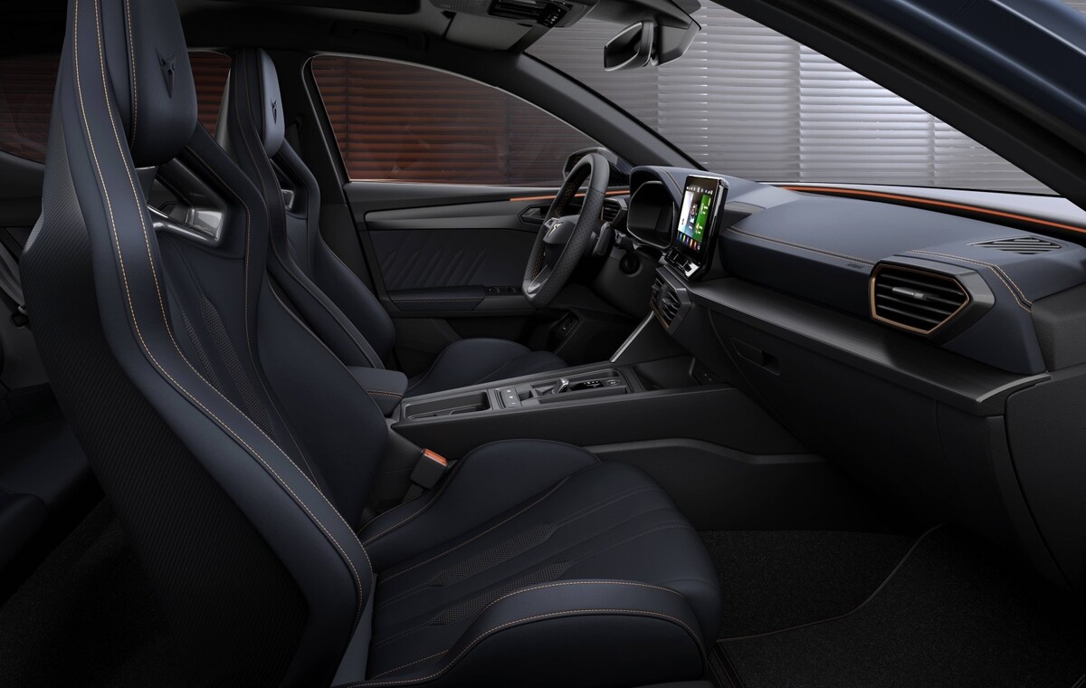 Interior del Cupra León híbrido con asientos deportivos y consola central moderna. Interior del Cupra León híbrido con asientos deportivos y consola central moderna.