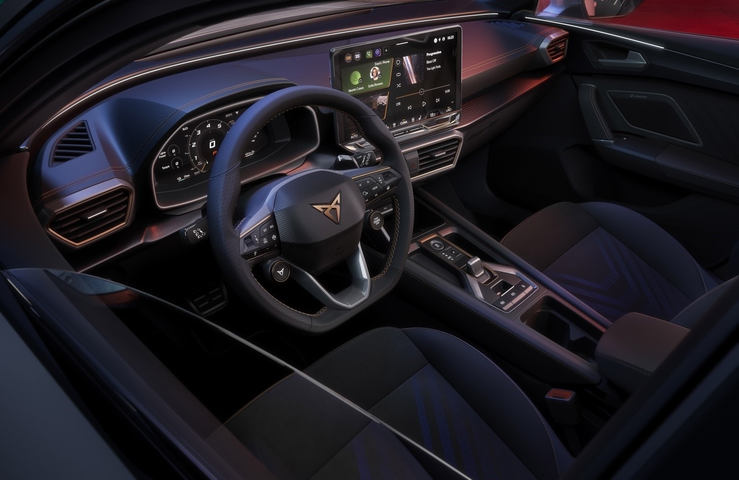 Puesto de conducción que invita a una experiencia al volante intensa y deportiva.