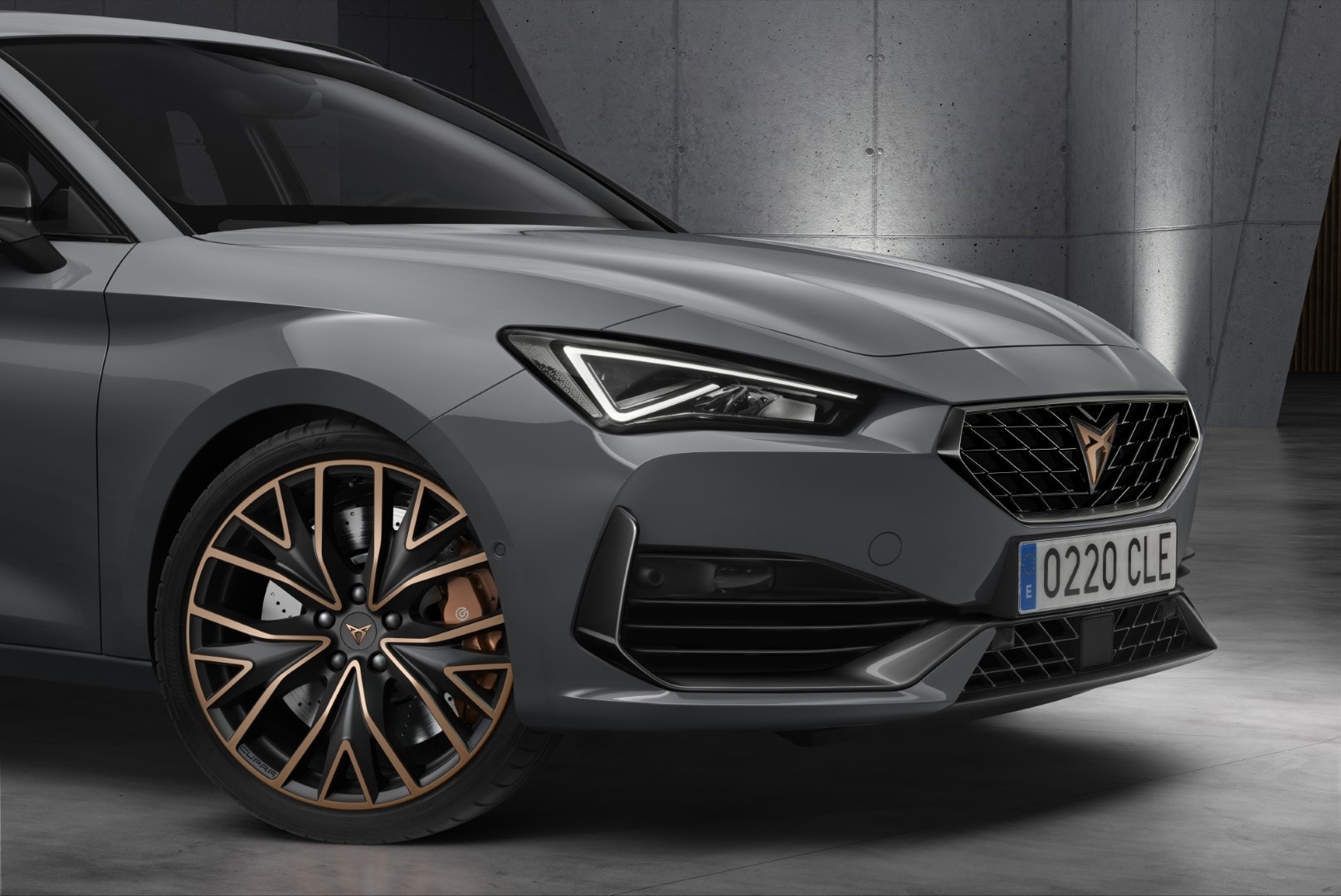 Vista frontal del Cupra León Sportstourer resaltando su diseño agresivo y moderno.