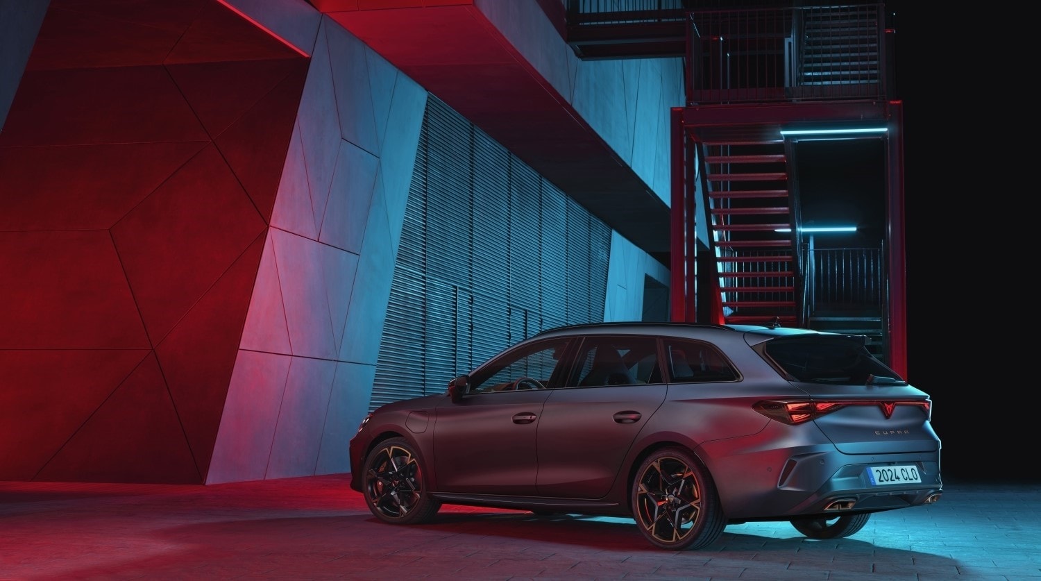 La trasera del Cupra León Sportstourer iluminada destacando su diseño de iluminación característico.
