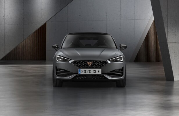 Vista frontal que realza la agresividad y carácter propios de Cupra. Vista frontal que realza la agresividad y carácter propios de Cupra.
