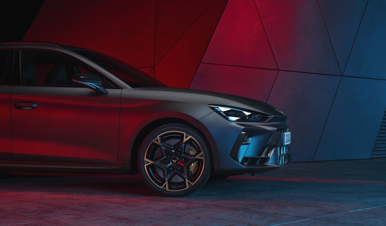 Vista frontal artística del Cupra León Sportstourer, enfatizando su presencia y detalles únicos.