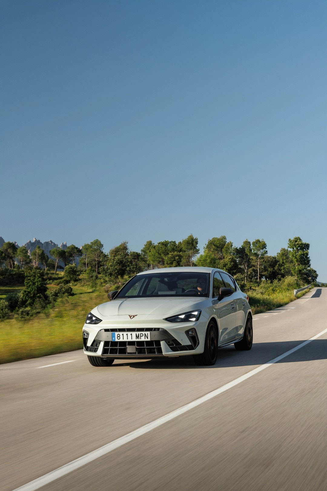 El interior combina tecnología y elegancia, con un enfoque en el conductor.