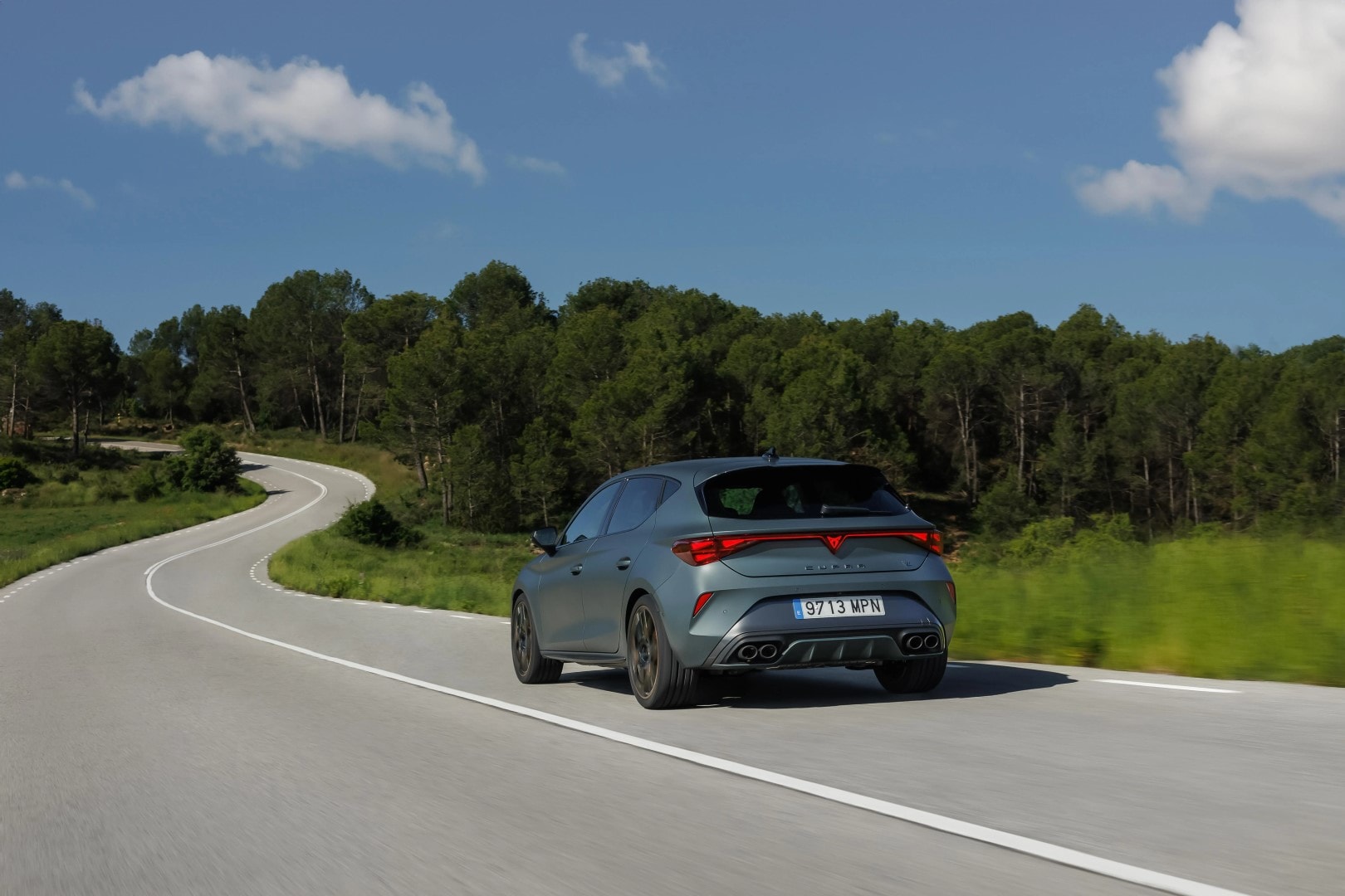Acelerando en curvas, el Cupra León muestra su carácter deportivo.