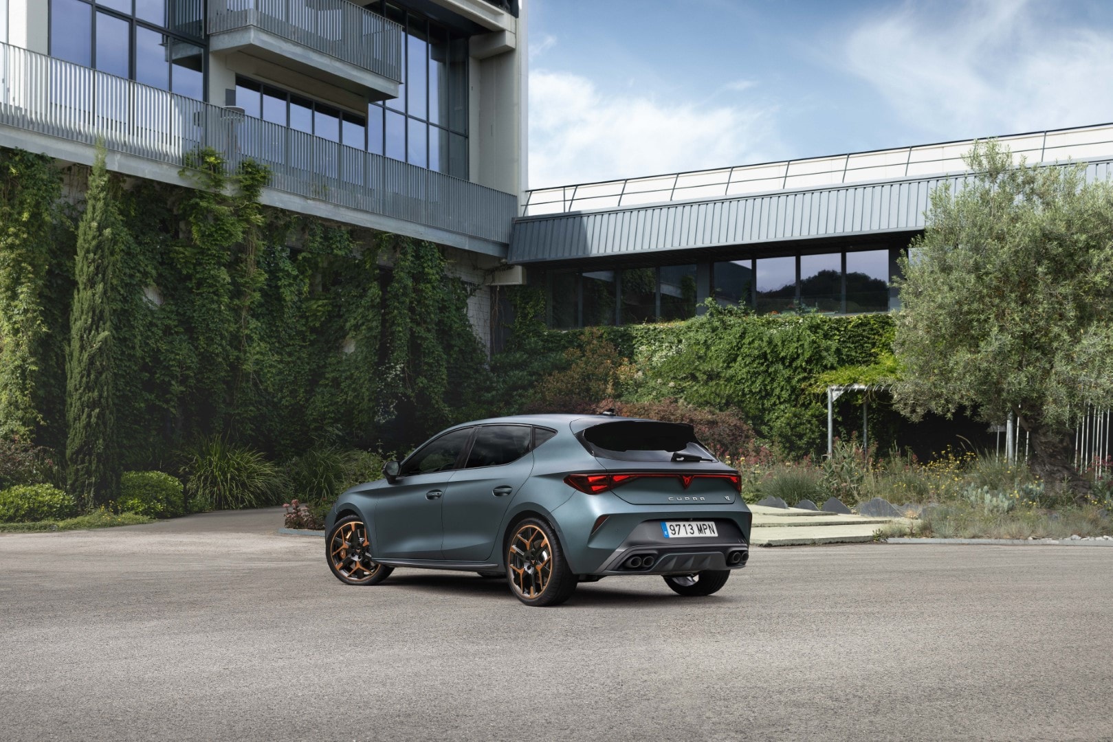 Cupra León en una curva, destacando su agilidad y rendimiento.