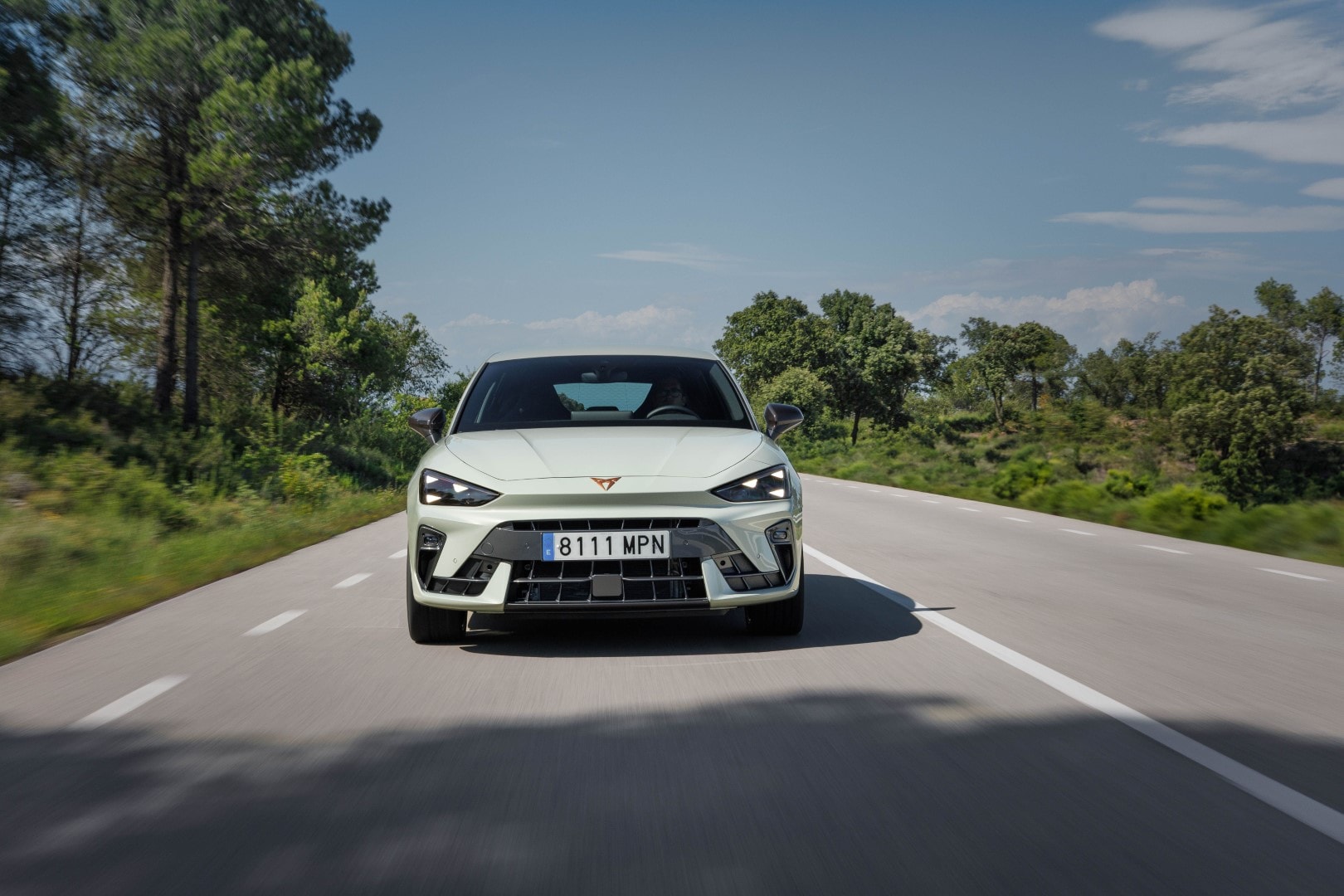 Imponente en la carretera, el estilo dinámico del Cupra León atrae miradas.