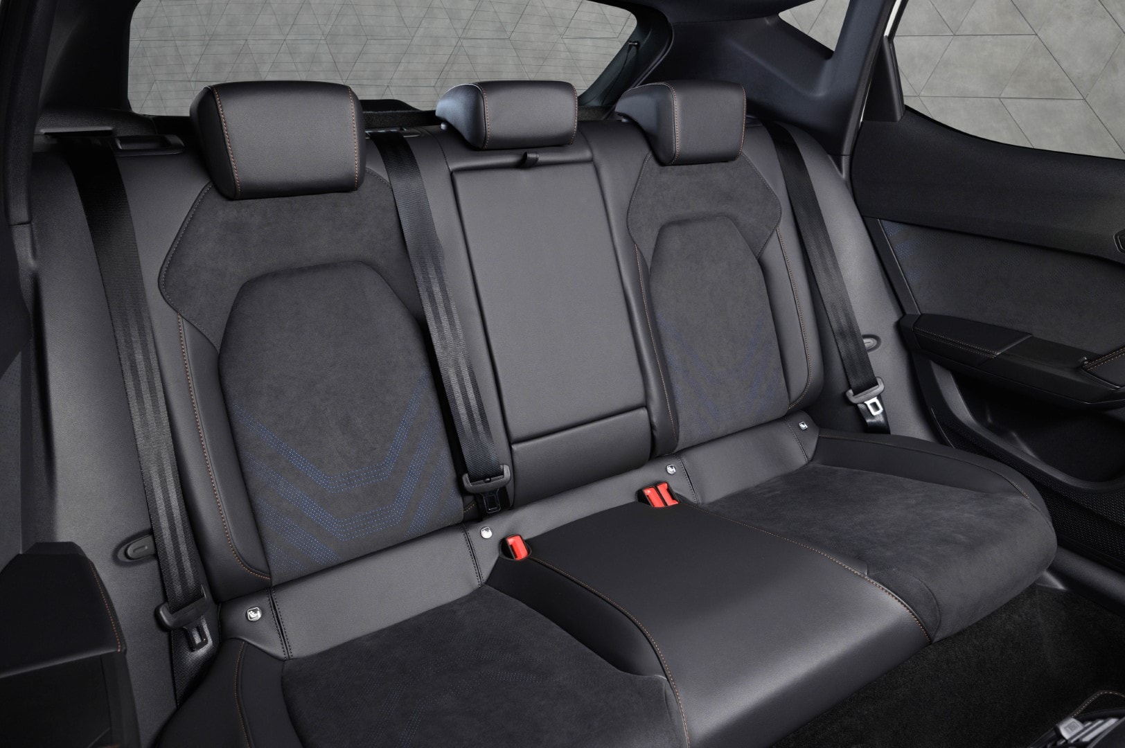 Primer plano de la parrilla del Cupra León, con acentos deportivos.