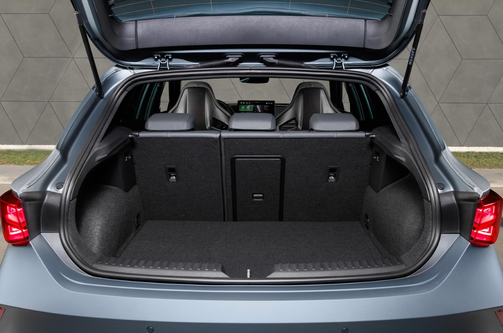 Espejo lateral con acabado en fibra de carbono que realza la deportividad.