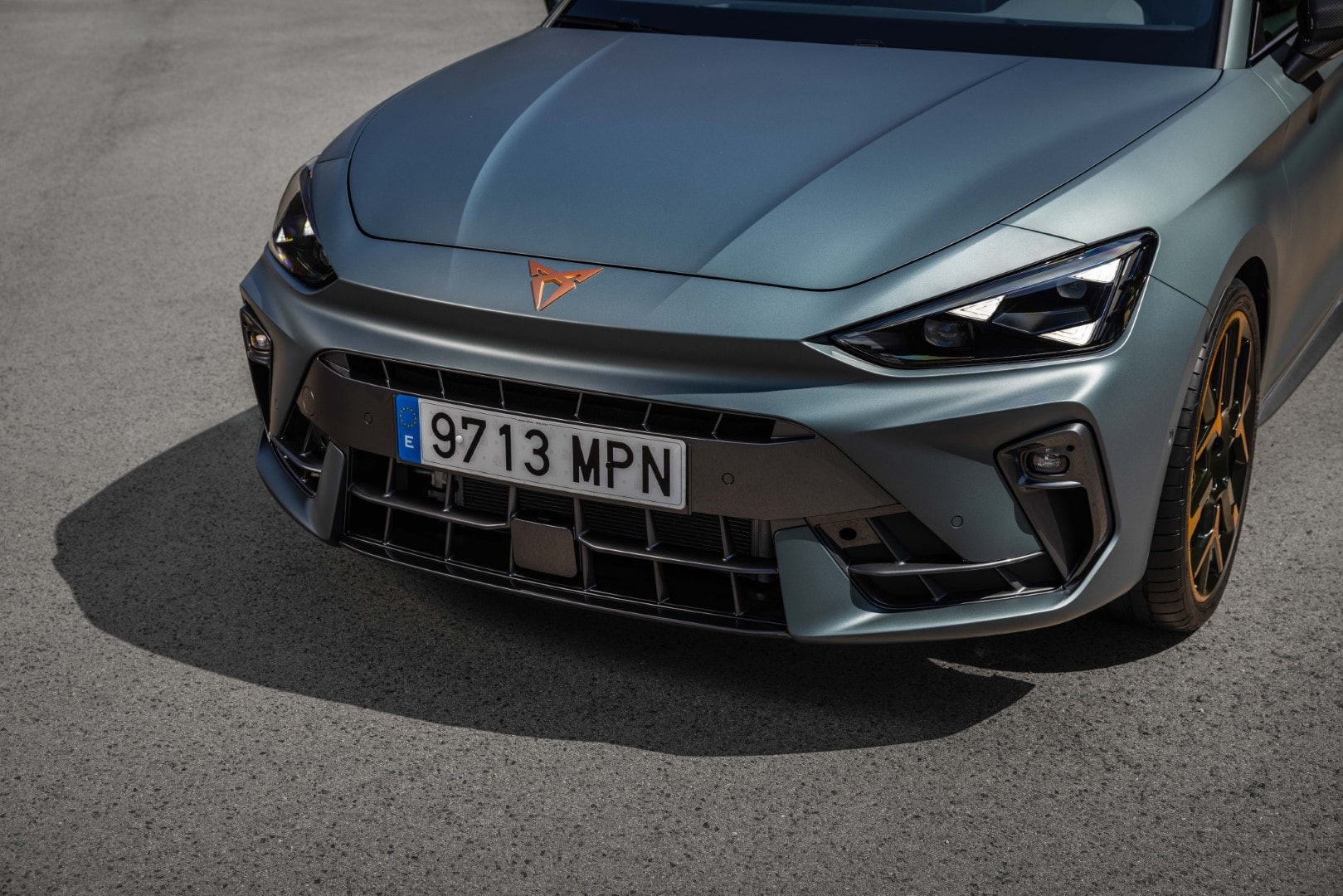 Cupra León en movimiento, mostrando su aerodinámica y estilo.