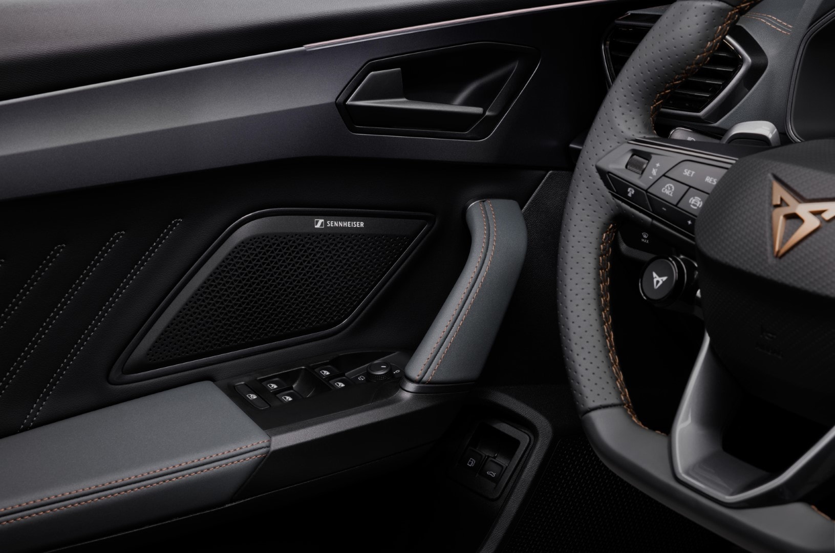 Frontal agresivo del Cupra León, diseñado para llamar la atención en carretera.