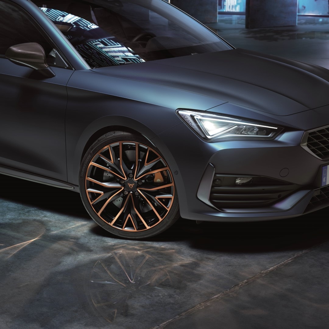 Asientos traseros del Cupra León, con diseño atractivo y comodidad.