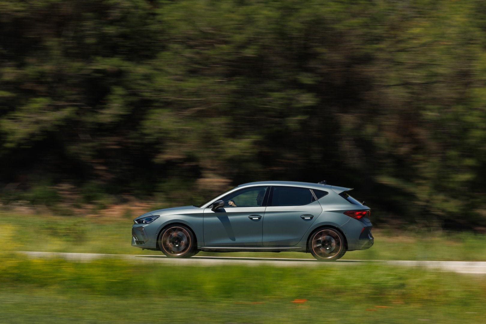 Interior del Cupra León con asientos deportivos de diseño ergonómico.