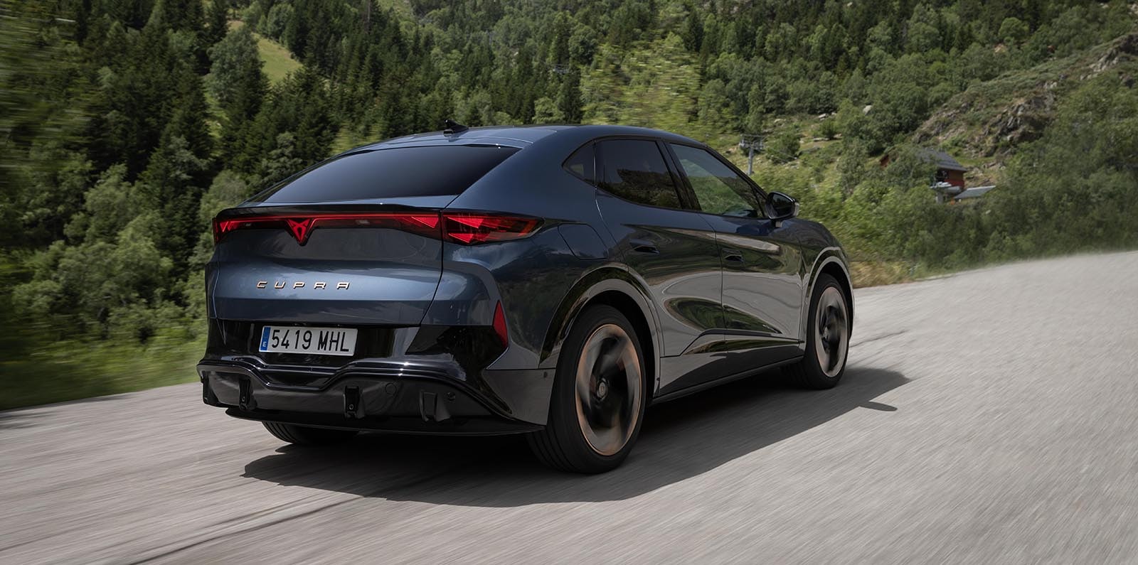 Vista dinámica posterior del Cupra Tavascan en carretera
