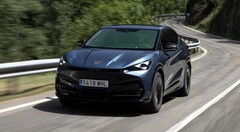 El Cupra Tavascan en movimiento muestra su diseño frontal y lateral El Cupra Tavascan en movimiento muestra su diseño frontal y lateral
