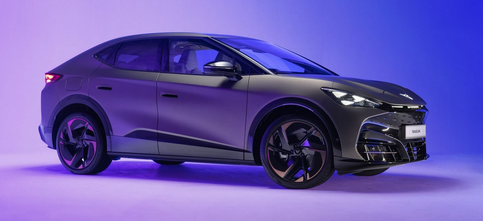 Vista lateral completa del Cupra Tavascan, mostrando su línea dinámica.