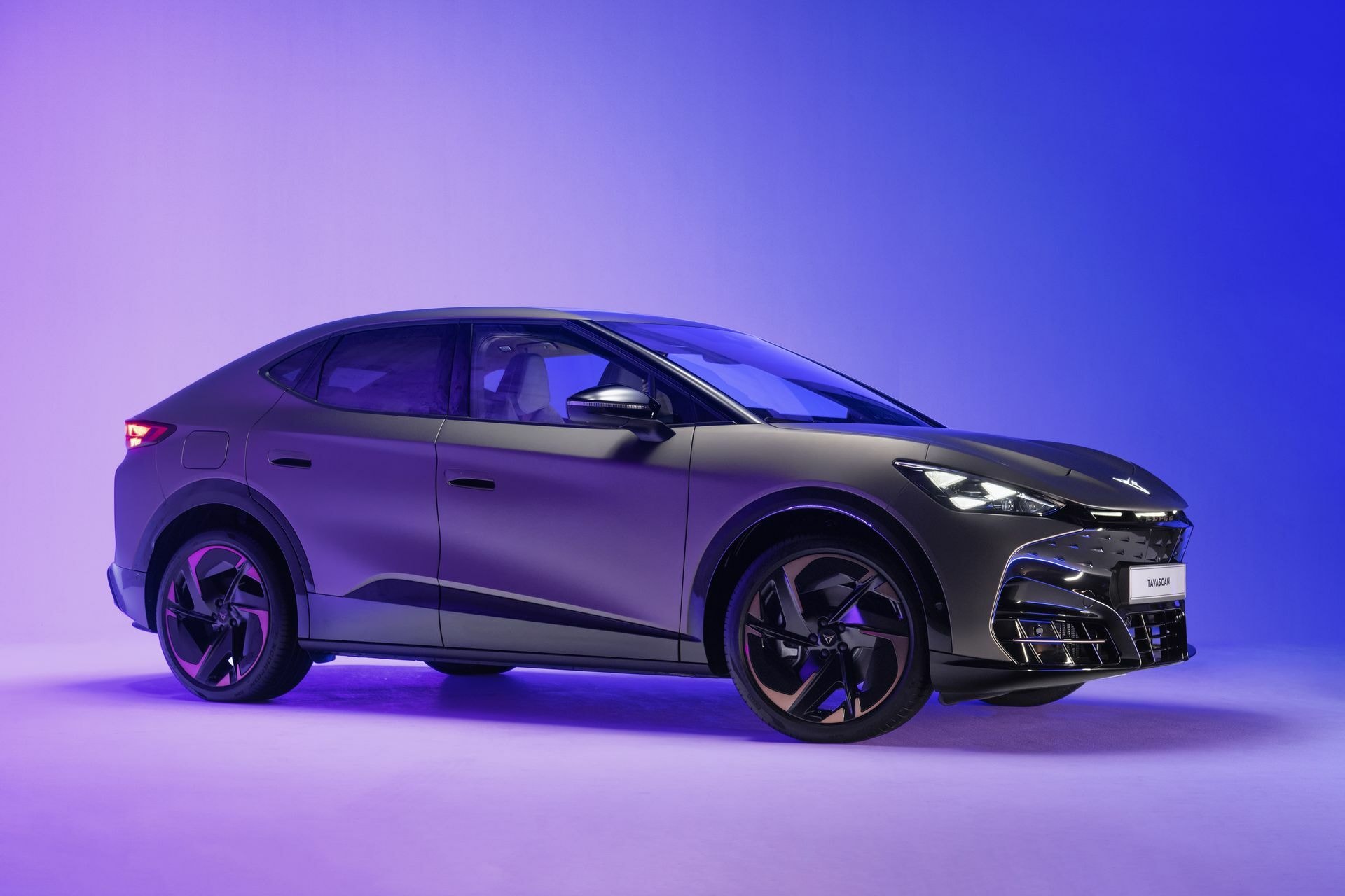 Elegante perfil lateral del Cupra Tavascan con su diseño de líneas limpias.