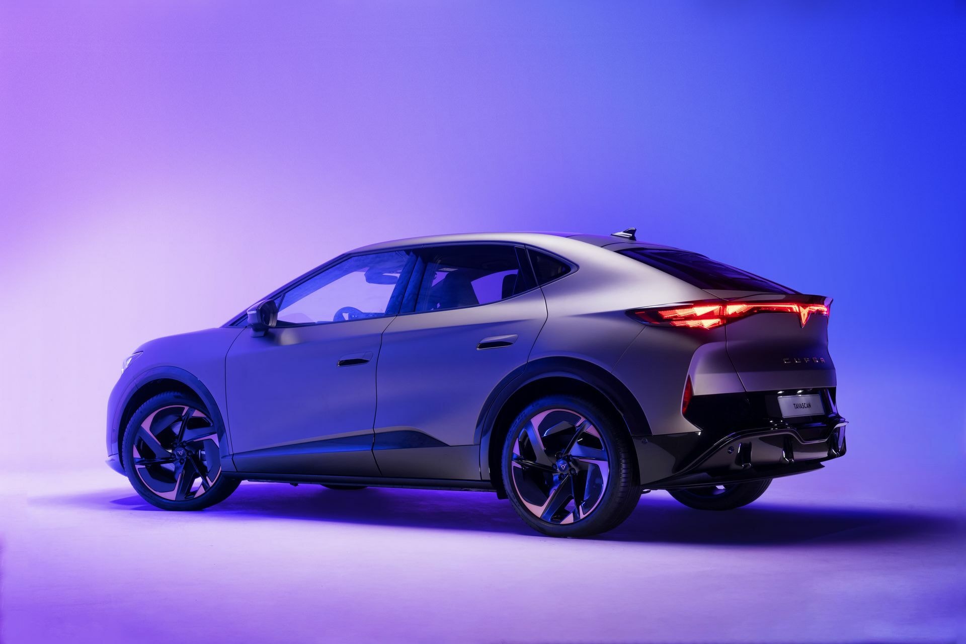 Perspectiva trasera y lateral que expone las curvas deportivas.