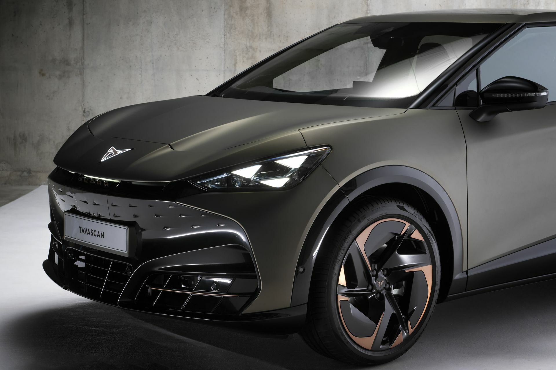 La Cupra Tavascan en una vista frontal completa que muestra su diseño robusto y moderno.