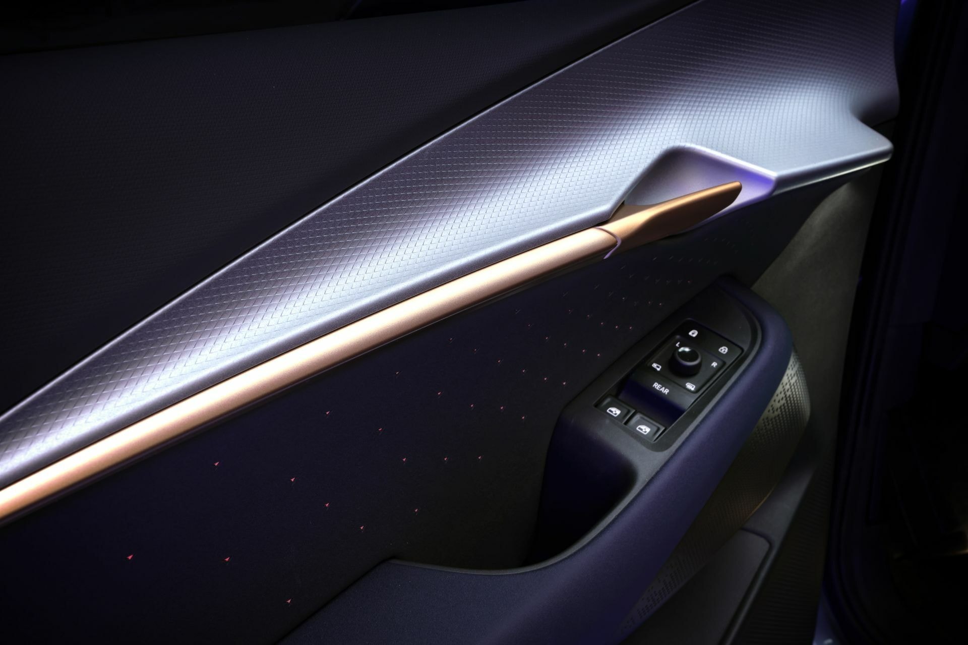 Fusion de diseño moderno y funcionalidad en el panel de la puerta.