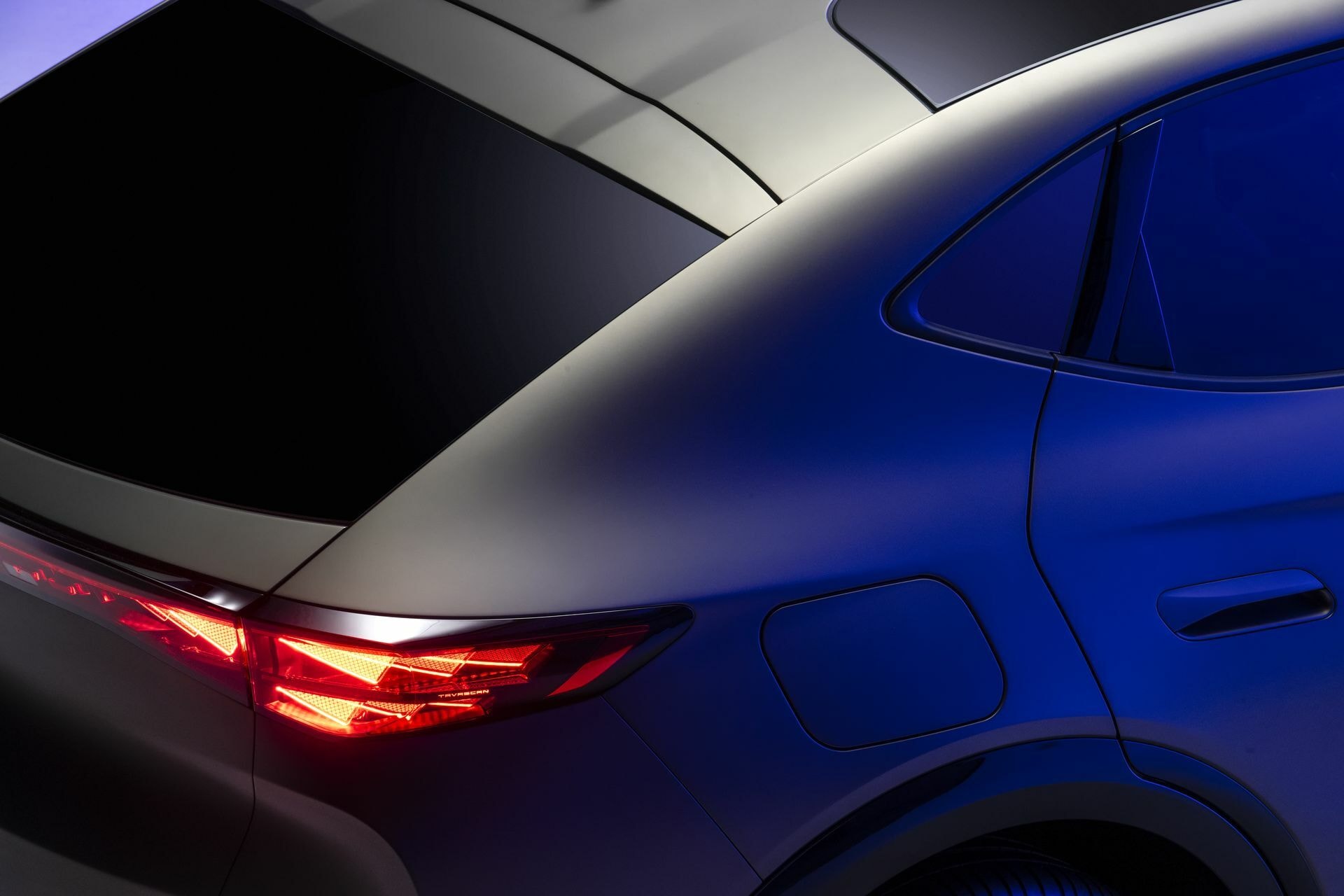 Vista parcial que destaca el diseño innovador del piloto trasero.