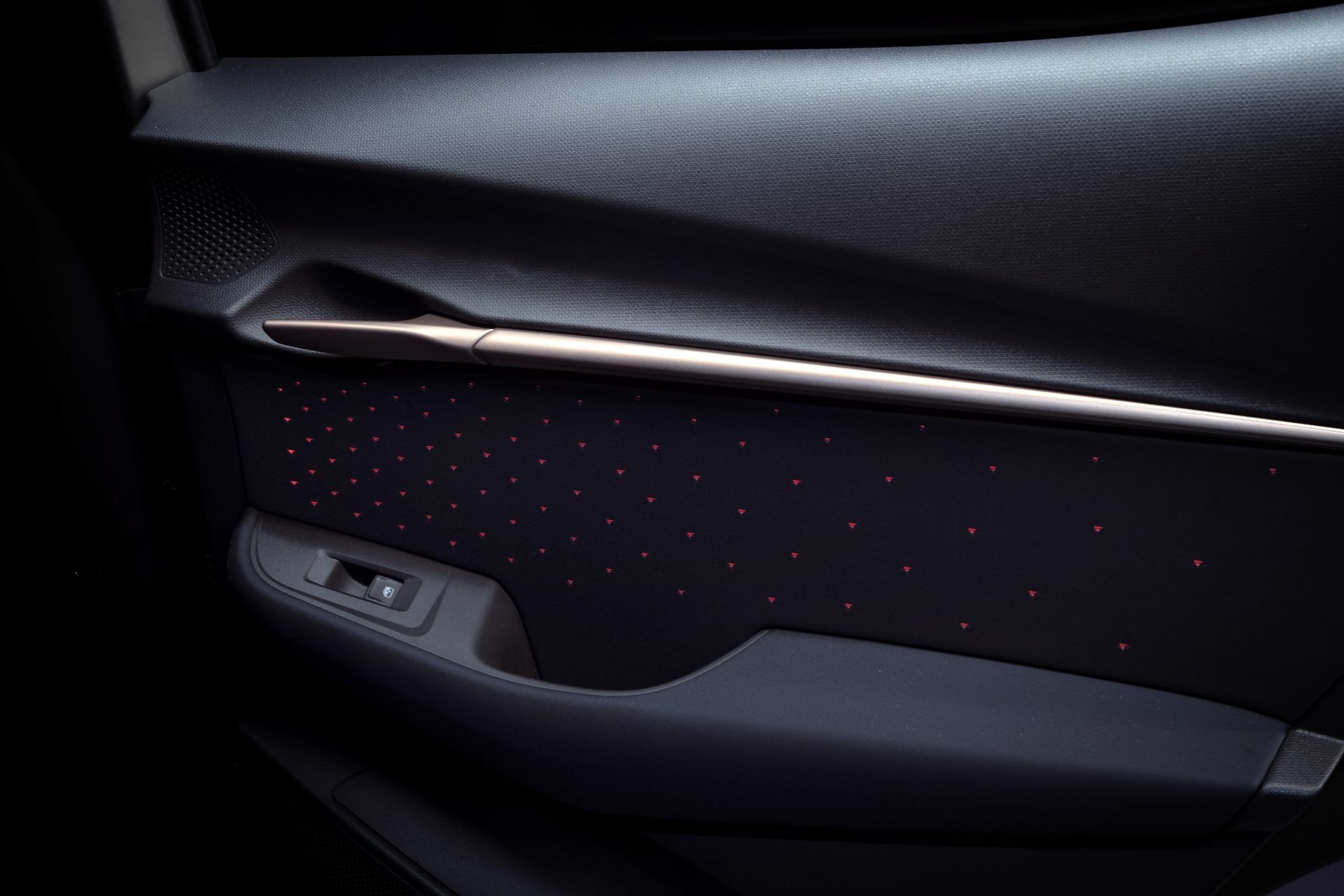 Iluminación ambiental y materiales de alta calidad en la puerta.