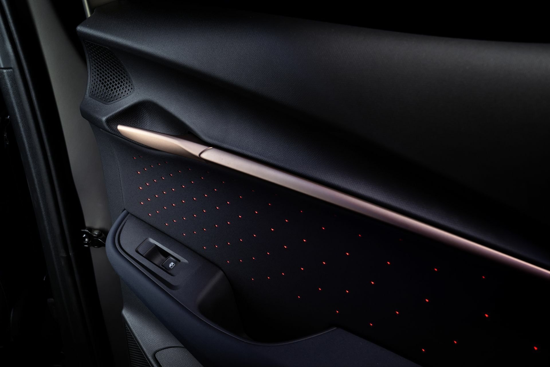 Detalles de diseño y acabado superior en la sección inferior de la puerta.