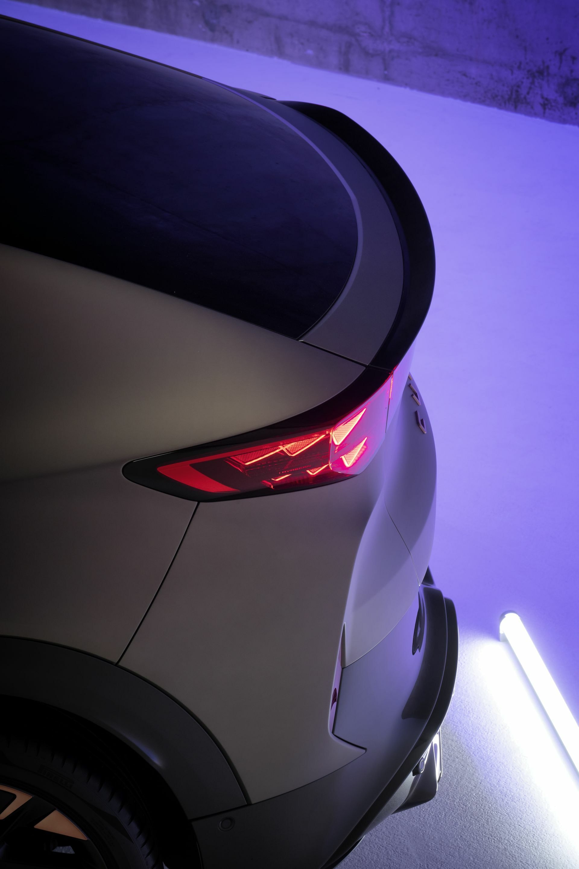 Explora la fusión de luces y formas en la zaga del Cupra Tavascan.