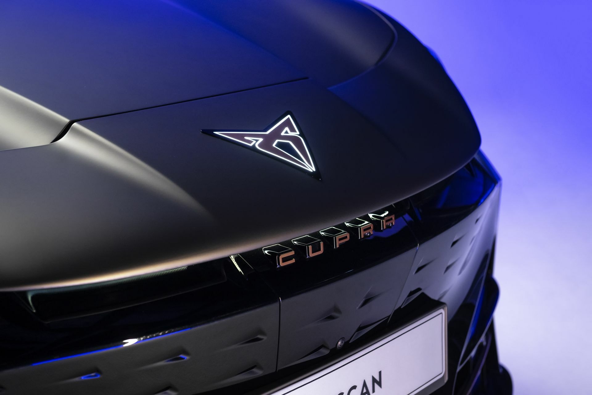 Detalle nítido del emblema de Cupra en el capó.