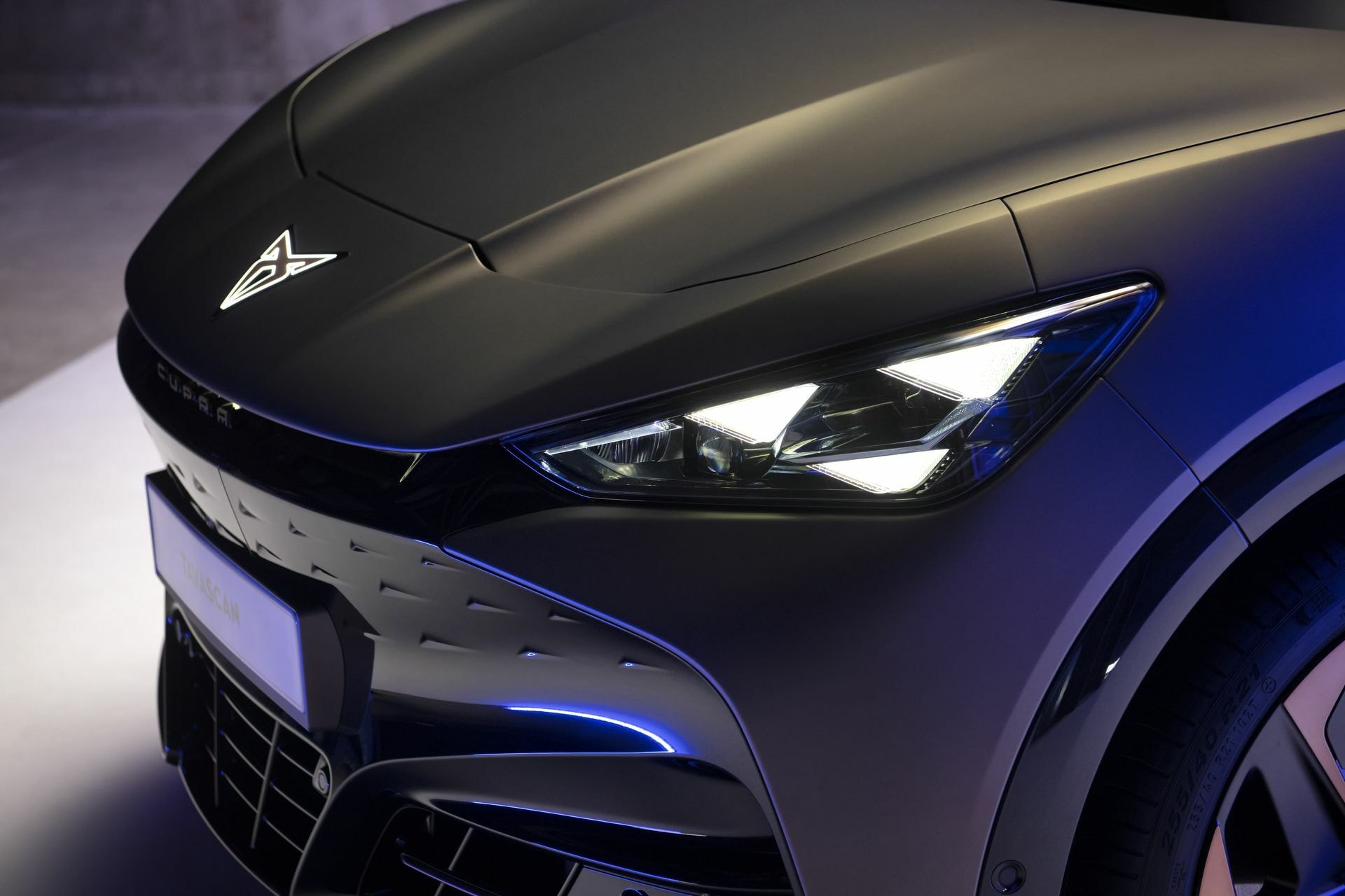 Toma detallada de los faros LED y parte de la parrilla del Cupra Tavascan.
