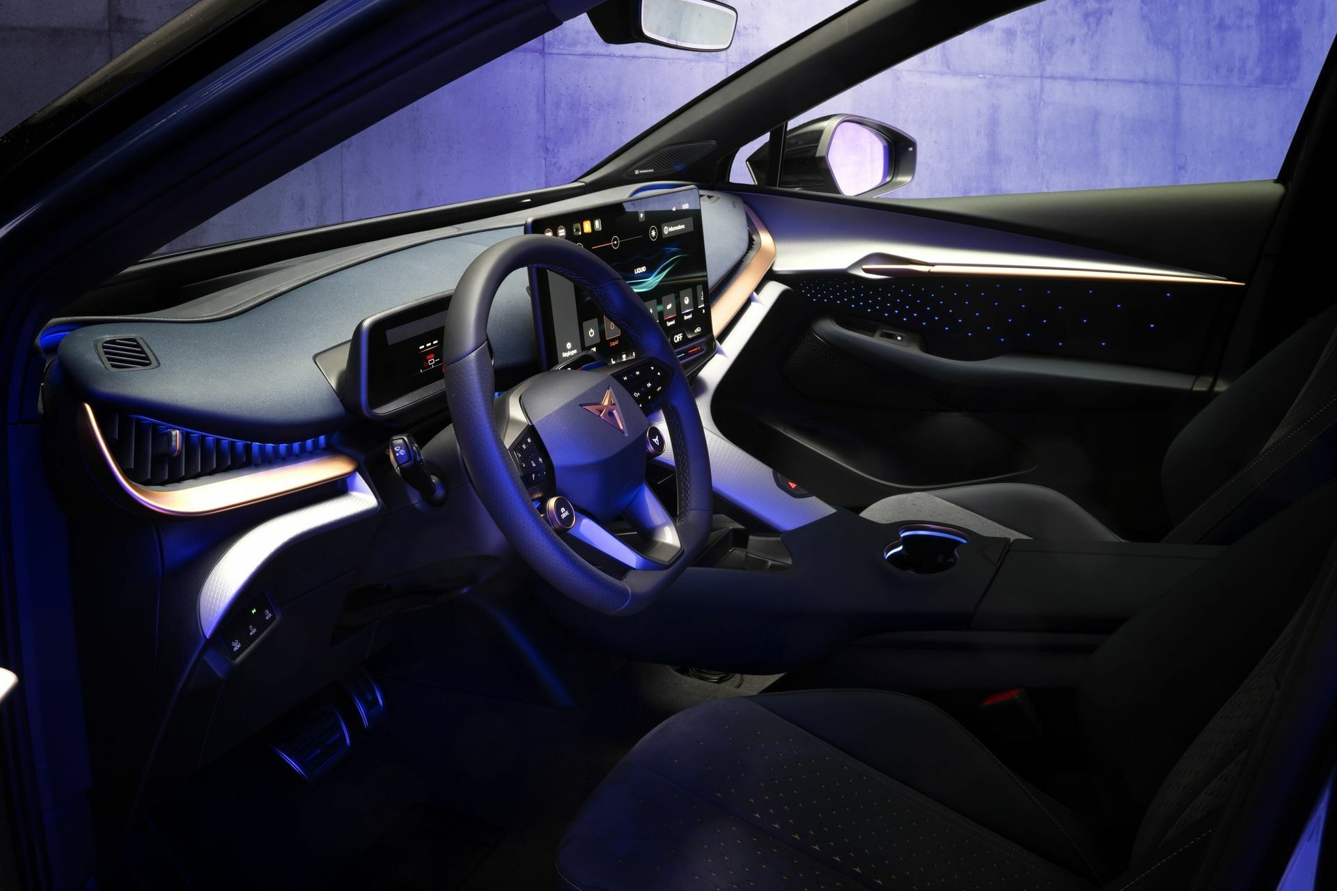 Fotografía del puesto de conducción que revela tecnología de vanguardia y un diseño envolvente.