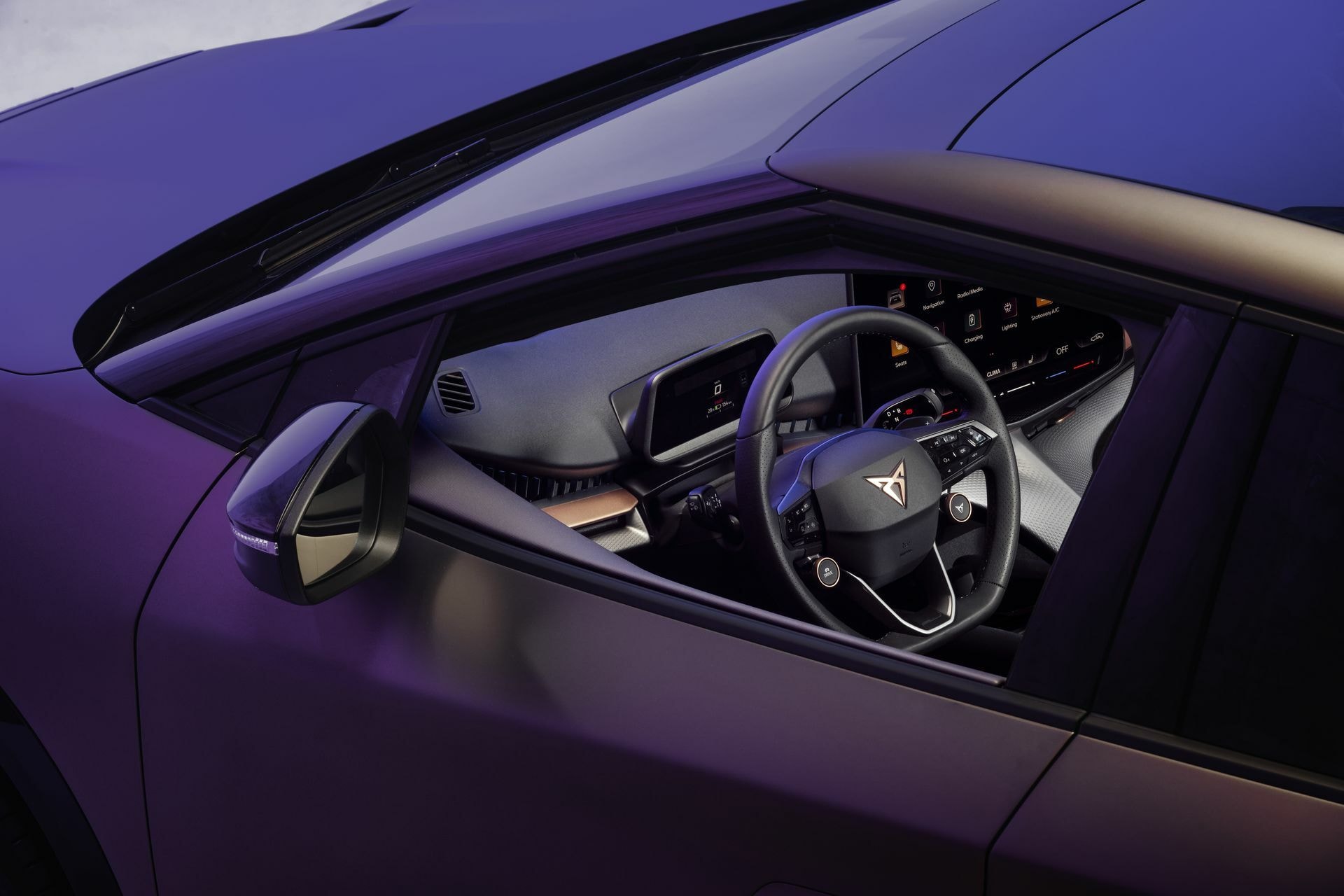 Vista del conductor con asientos ergonómicos y techo panorámico.