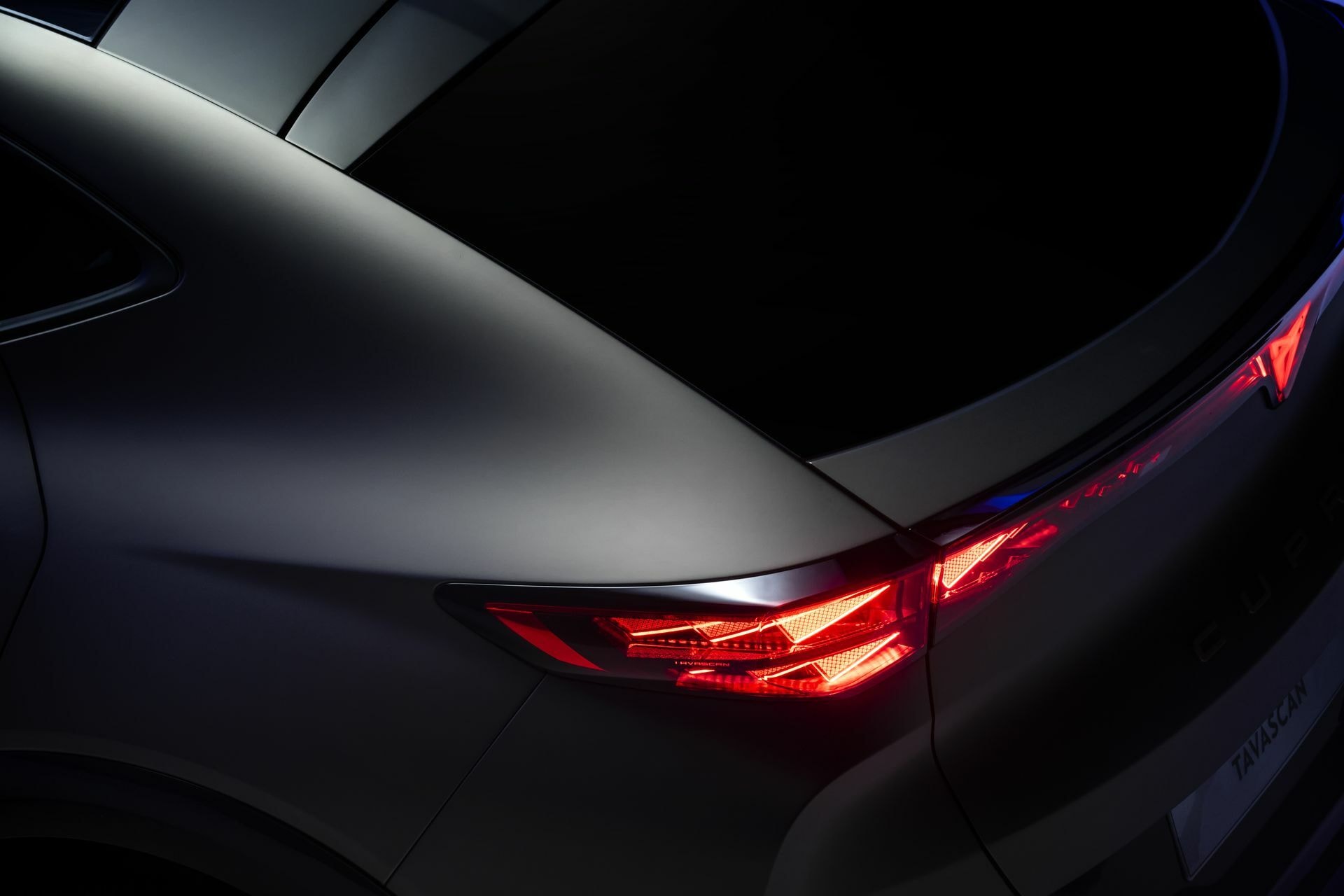 Close-up que captura el detalle de la luz trasera del Tavascan en un ambiente oscuro.