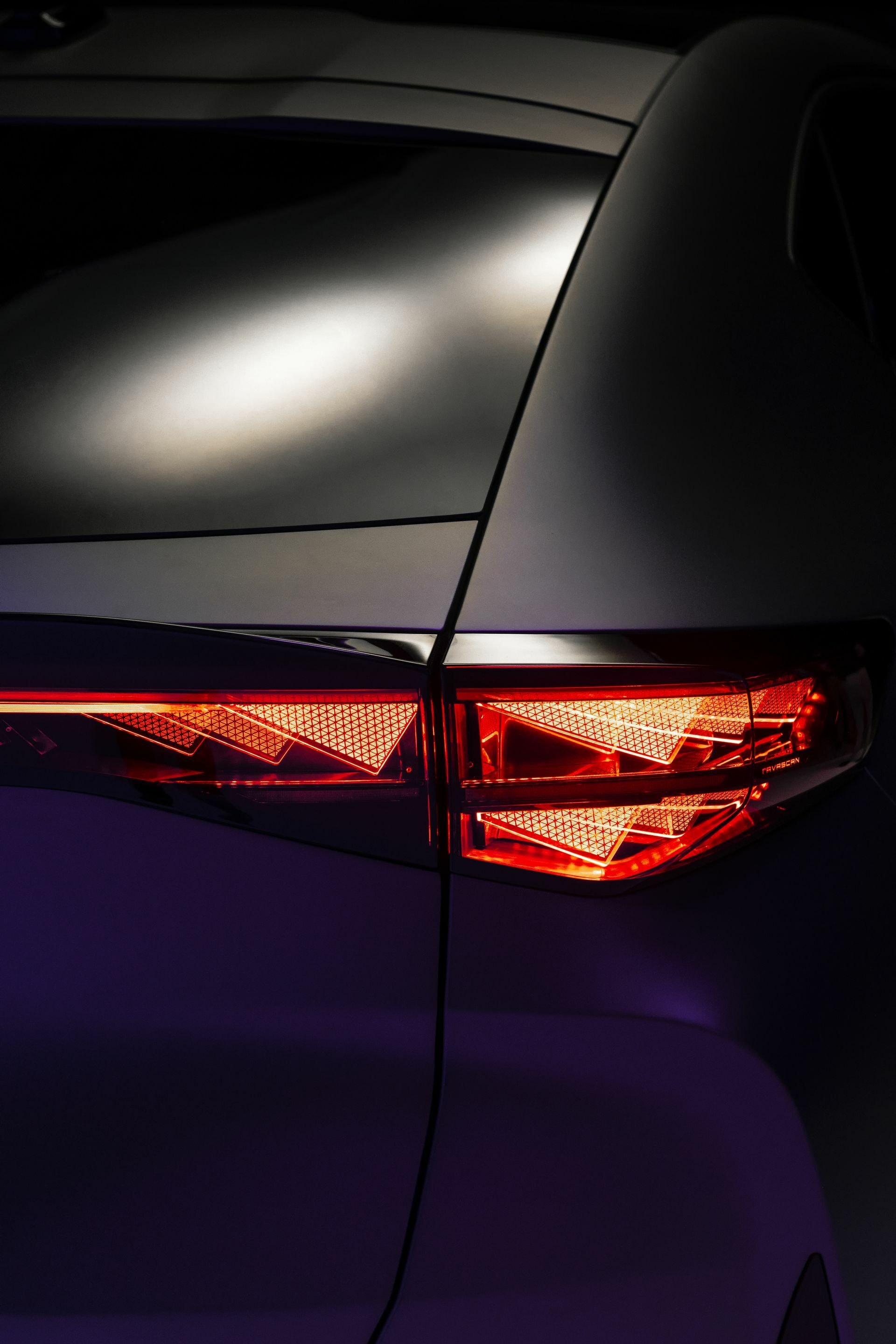 Detalle de la luz trasera del Cupra Tavascan, que remarca su diseño moderno.